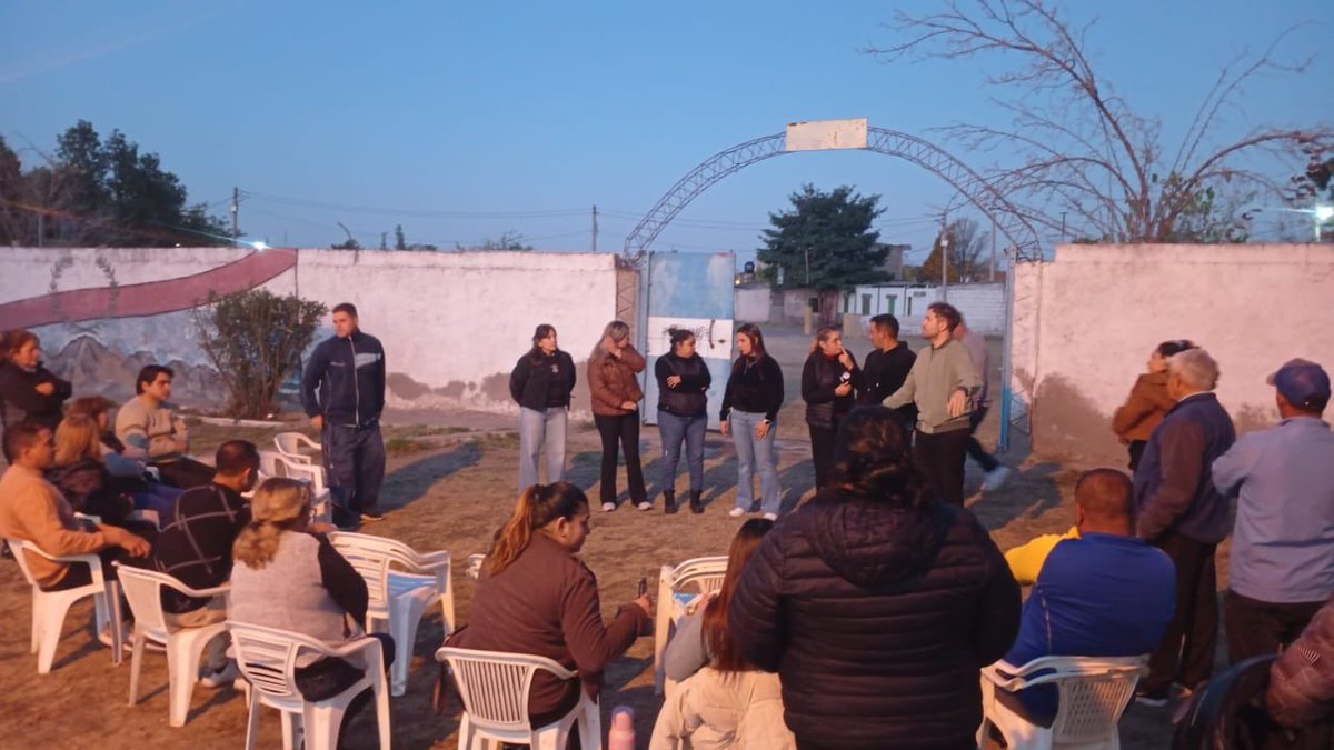 ErnestoHarry's tweet photo. Mientras algunos estamos acompañando a @QuintelaRicardo en la gira provincial, @GonzaloBecerraD y @MaricelMaldoLR a los besos con vecinos de la zona norte. https://t.co/88g7lr6uJI