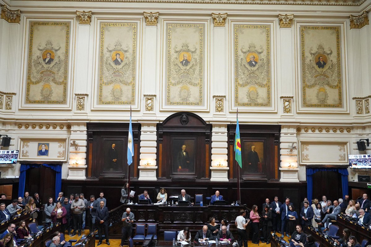 enriquedichiara's tweet photo. 🏛️ Hoy llevamos adelante una nueva sesión ordinaria en @HCDiputadosBA 

Uno de los ejes de la jornada fue el debate sobre el régimen de Zona Fría, una herramienta fundamental para miles de familias del interior bonaerense. Sostener este beneficio es acompañar a quienes más lo necesitan durante los meses de bajas temperaturas.

Además, se aprobó la adhesión a la Ley Nacional 27.716 de “Diagnóstico humanizado”, promoviendo una atención más empática y respetuosa para las personas y sus familias.

Por otra parte, avanzó la “Ley Joaquín”, que establece medidas de seguridad para la instalación y el mantenimiento de juegos y elementos recreativos y deportivos en espacios de uso comunitario.

Seguimos trabajando para que las políticas públicas contemplen la realidad de cada comunidad y mejoren la vida de las y los bonaerenses.