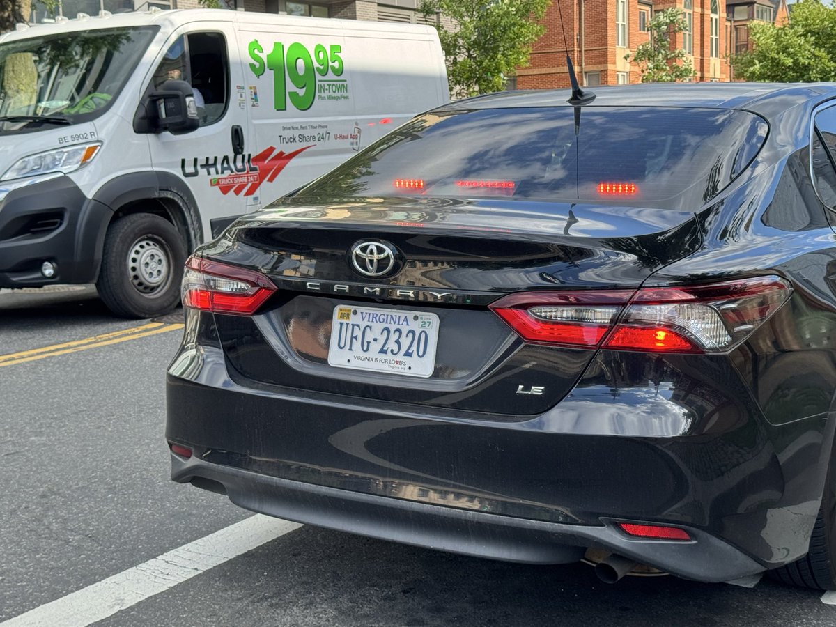 HumaneFoodie's tweet photo. 🚨#MPD providing a full escort to #ICE agents harassing people at a bus stop on H Street, NE.  🚨 

And ICE cars obscured their license plate. 

NONE of this normal or okay. https://t.co/b4S97FJtxq