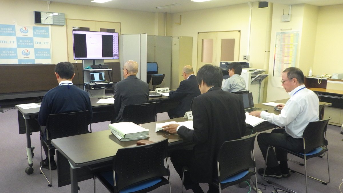 mlit_takase's tweet photo. ＃高瀬川河川事務所　では、28日、気象台・青森県・流域関係自治体・団体で組織する「高瀬川水系洪水予報・水防連絡会」を開催しました。この日から提供を始めた「新しい防災気象情報」の内容、連絡系統、水防備蓄資材等の状況の確認により、連携・協力を深め、迅速な避難体制の確保を図って参ります。 https://t.co/vf3R4hSs18
