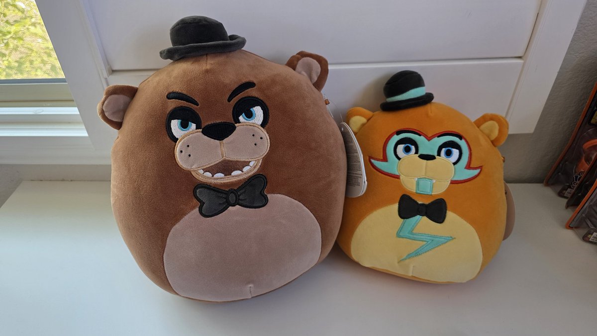 PuggosP's tweet photo. New jumbo sized fnaf squishmallows have released! 😬

These are 10' tall compared to the normal 8' sized plush! https://t.co/ro6kxcNyke