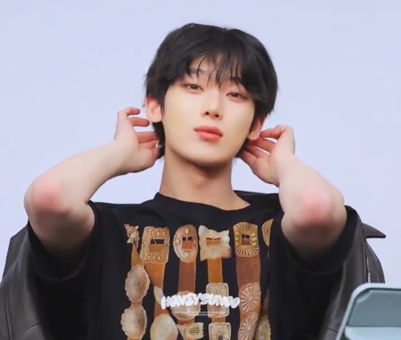 Sunnnytwinki's tweet photo. Everything about sunoo is pink.🎀🎀 pink feet, pink hands, pink elbows and pink lips https://t.co/Ejyc0UHLGV