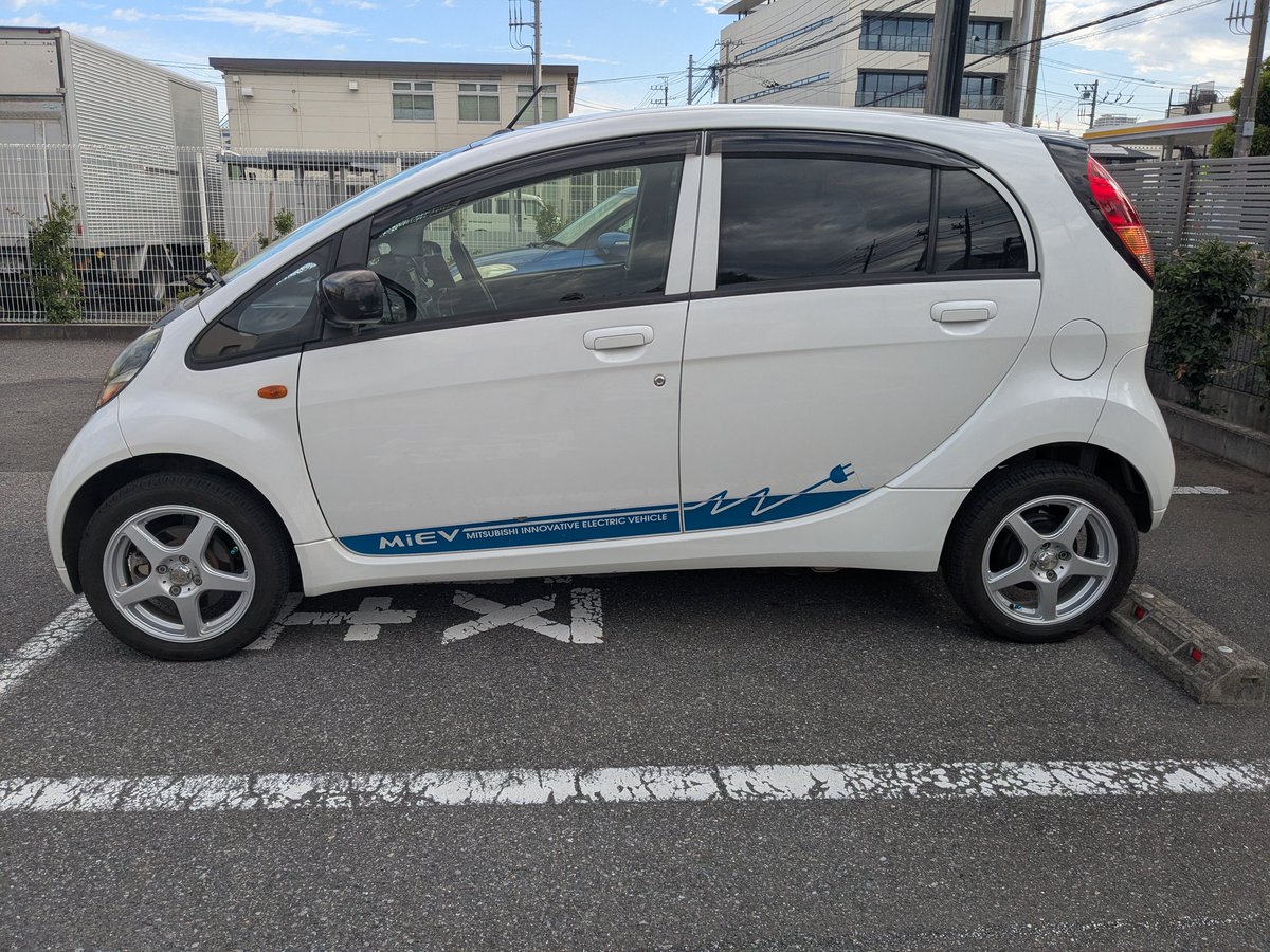 demio3333's tweet photo. 2013年式i-MiEV Mの13年目の車検が昨日完了。
交換した部品は減速機オイルだけ(サービス)
オプションでガラスコーティング(2500円)
車検代金は全部で54,000円でした。
整備工場はつくば市の大橋自動車整備工場さんです。
#iMiEV
#三菱電動車両サポート
#大橋自動車整備工場 https://t.co/3bKLkpiQty