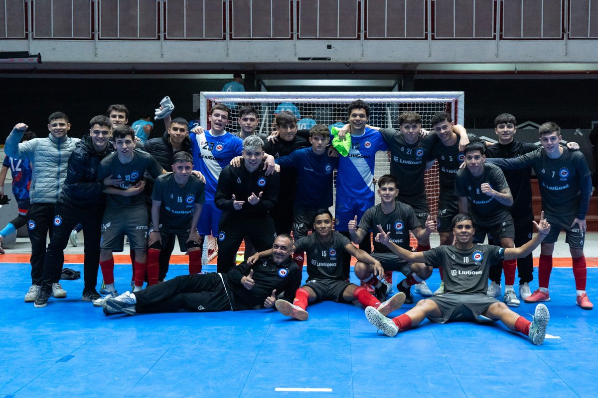 FutsalAAAJ's tweet photo. #AAAJ 👊 ¡EL SEMILLERO SIGUE TRABAJANDO!

Los pibes del Bicho recibieron a Arsenal por la décima fecha de la Primera B. Con triunfos en Tercera y Cuarta, estos fueron los resultados:

✅ 3ra. 4-2 👍
✅ 4ta. 5-2 👍
✅ 5ta. 2-3 👎
✅ 6ta. 2-4 👎 
✅ 7ma. 2-4 👎
✅ 8va. 0-2 👎 https://t.co/w8faGQ0LFv