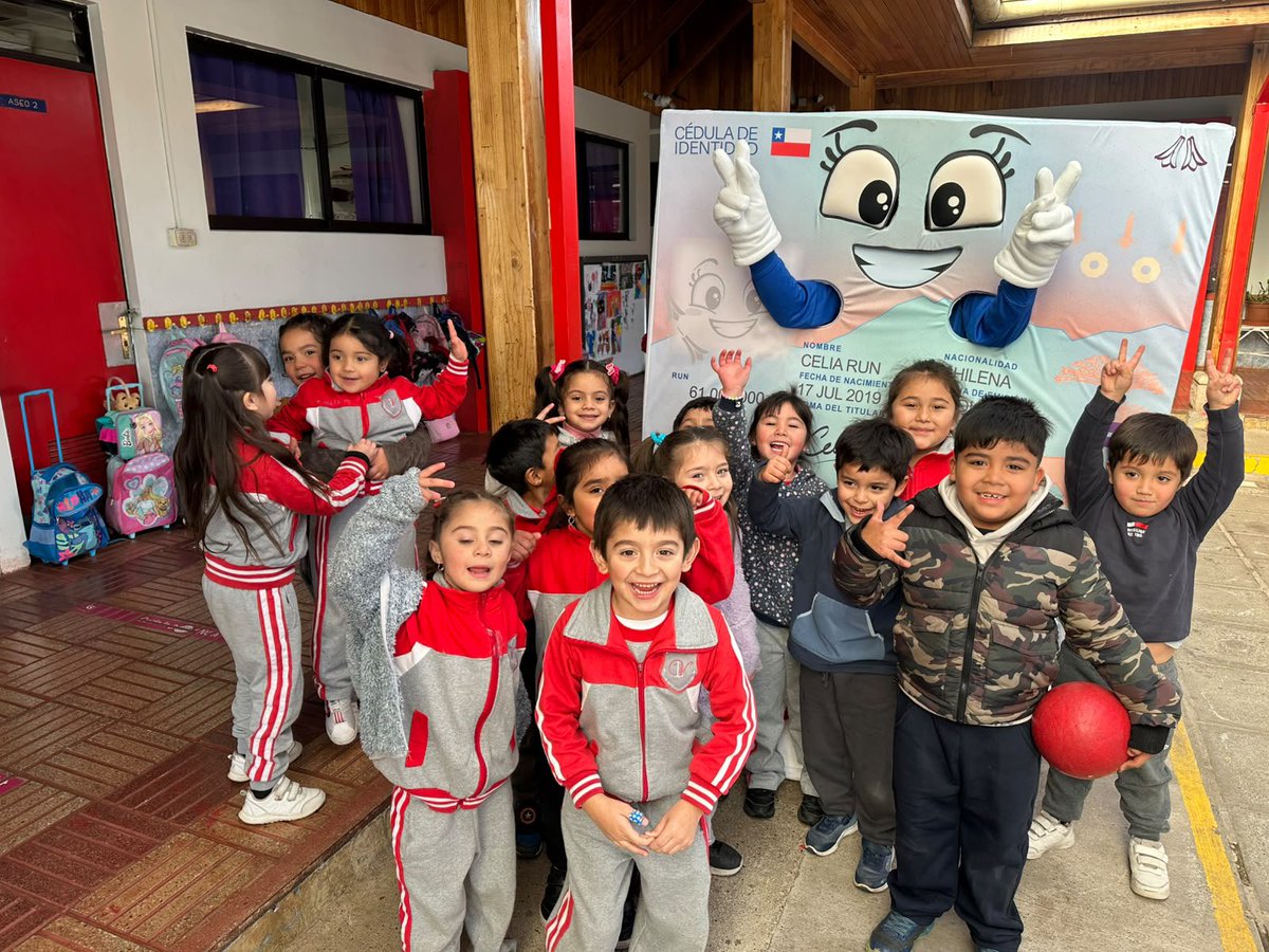 RC_Ohiggins's tweet photo. Estuvimos en la Escuela de Párvulos Laurita Vicuña de la comuna de Mostazal, donde los niños y niñas compartieron con Celia Run y pudieron obtener su primera cédula de identidad. https://t.co/y7UMILvAqB