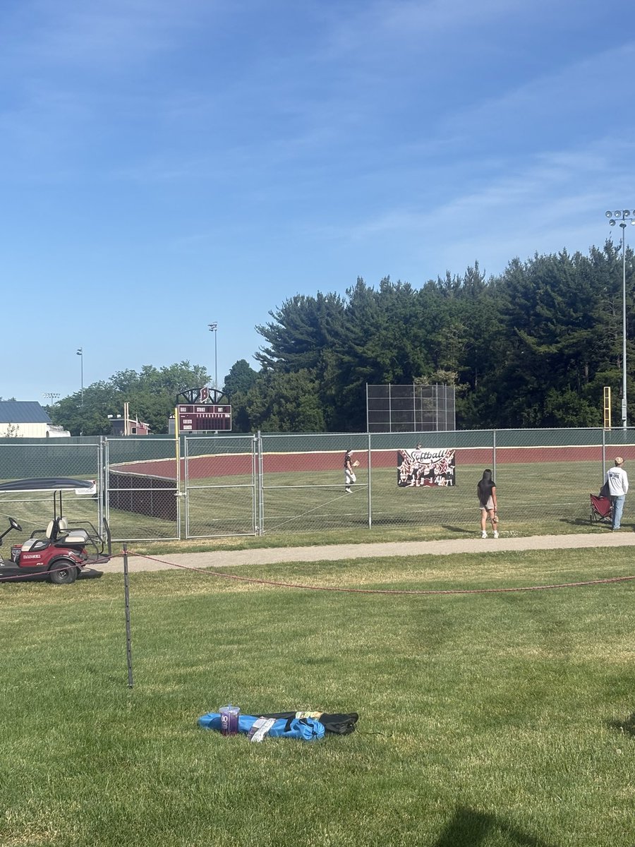 V22158Boyz's tweet photo. I just saw one of the best catches I've ever seen live. @claire_polyock playing LF dead sprint, full extension robs HR. She crashed into fence and had her glove arm fully extended over the fence 

👀 gonna have to peep that one on GameChanger. What a catch !!! https://t.co/qhbZx70k4G