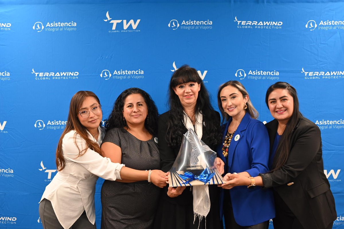NexosTuristicos's tweet photo. CONVIENCIA FEMENINA TURÍSTICA Y TERRAWIND GLOBAL PROTECTION CELEBRAN A LAS MAMÁS DEL TURISMO

En el marco del mes dedicado a las mamás, mayo, la Presidente de la asociación Convivencia Femenina Turística (CONFETUR), Teresa Hernández Rodríguez, dedicó unas palabras a las madres, hijas y socias durante la "Comida de las Madres" en el hotel Galería Plaza Reforma con el patrocinio de Terrawind Global Protection.

"Esta tarde quiero expresar mi más profundo agradecimiento a todas las mamás, hijas e hijos que hoy nos acompañan en esta celebración tan especial de CONFETUR. Gracias por compartir con nosotros este momento lleno de cariño, unión y reconocimiento a las mujeres que, con amor, fortaleza y dedicación, son el corazón de sus familias y también ejemplo dentro de nuestra querida asociación", destacó Teresa Hernández.

En una tarde de festejo y los mejores deseos para las mamis turísticas presentes, la Presidente de CONFETUR agregó: "Para nuestra asociación es muy valioso contar con su presencia, porque la familia representa uno de los pilares más importantes en la vida personal y profesional de cada una de nosotras. Deseo de todo corazón que disfruten esta tarde y que siga prevaleciendo el amor, la unión y la alegría en cada hogar".

En su oportunidad Karen Florez, Directora Comercial Retail de Terrawind en México, resaltó que la empresa especializada en asistencia al viajero cuenta con una presencia en 22 países de Latinoamérica, “entre ellos con una importante presencia en México”. 

Durante su mensaje con motivo del Día de las Madres, Florez compartió: “Porque ser mamá es probablemente la Asistencia más completa que existe: 24 horas, sin pausas, sin vacaciones y con cobertura ilimitada de amor”.

Karen Flores estuvo acompañada de Patricia García, Directora Comercial de Grandes Cuentas de Trerrawind en México, quien detalló que los diferenciales de trabajar con #Terrawind “es la solidez de nuestra red médica, pagos puntuales a proveedores y una reputación construida en el tiempo; contamos además con cabina médica integrada a la central de asistencia; flexibilidad, ya que cubrimos viajeros viajando desde cualquier parte del mundo; sin sobrecostos por edad y facilidad de emisión y atención personalizada”.

La tarde incluyó una dinámica con regalos de Terrawind, en el que las socias #CONFETUR, sus mamás e hijas comprobaron que tanto se conocen durante los viajes, todo ello dentro de una dinámica de integración entre asociadas e invitadas. Al final de la actividad, Teresa Hernández otorgó un reconociendo especial por el patrocinio de Terrawind tanto a Karen Florez como a Patricia García, así como al equipo de colaboradoras presentes.

Previo a la comida mensual, se llevó a cabo la Asamblea del mes de mayo de CONFETUR, en el que Teresa Hernández, Presidenta, dio la bienvenida oficial como nuevas socias a Lourdes Muciño Martínez y a Paulina Malo Castrillón. “Es un placer darles la bienvenida a CONFETUR; sabemos que con su experiencia serán una parte muy importante de nuestra asociación, y juntas realizaremos grandes alianzas en beneficio del turismo y de nuestras empresas”, comentó Hernández Rodríguez, luego de darles la formal bienvenida en compañía de las socias presentes.

@confeturmx @Confetur_Mex @terrawindgp @GpoBrisas @HotelGPReforma @CONFETUR