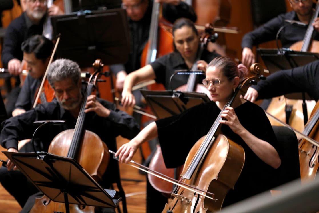 OSEMoficial's tweet photo. Agradecemos al público por acompañarnos en nuestro Ensayo Abierto del #Programa14 bajo la batuta de @maciasrodrigo_ donde acompañamos a nuestro compañero Asaf Kolerstein, violonchelista.
#ElPoderDeServir https://t.co/T2qjEXAzJD