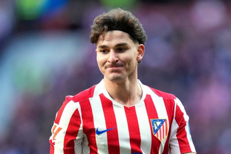 FootActu_2's tweet photo. 🚨 NON. JULIÁN ÁLVAREZ 🇦🇷 N’EST PAS À VENDRE. 😳❌

L’Atlético assure n’avoir reçu aucune offre du Barça ni d’aucun autre club.

Même pour 100 M€ : AUCUNE NÉGOCIATION N’AURA LIEU.

(@partidazocope @RuizAntonito) https://t.co/VHT05gZbAp