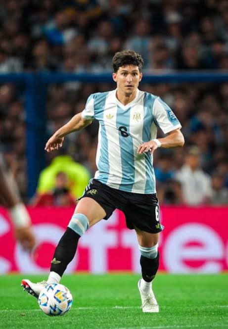codigoxeneize's tweet photo. Leo Balerdi, Nahuel Molina, Leandro Paredes, Valentín Barco y Alexis Mac Allister los bosteros que van a representar a ARGENTINA en el Mundial 2026. 💙💛💙 https://t.co/WSiVY9LVb3