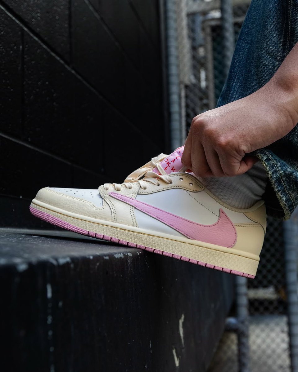 JustFreshKicks's tweet photo. Travis Scott x Air Jordan 1 Low OG drops tomorrow at 10am ET 🌵💕🤞

Tropical:https://t.co/Cl0gLJyl5q
Shy Pink:https://t.co/CLzxYsgYYt https://t.co/OdUBcCaXOz
