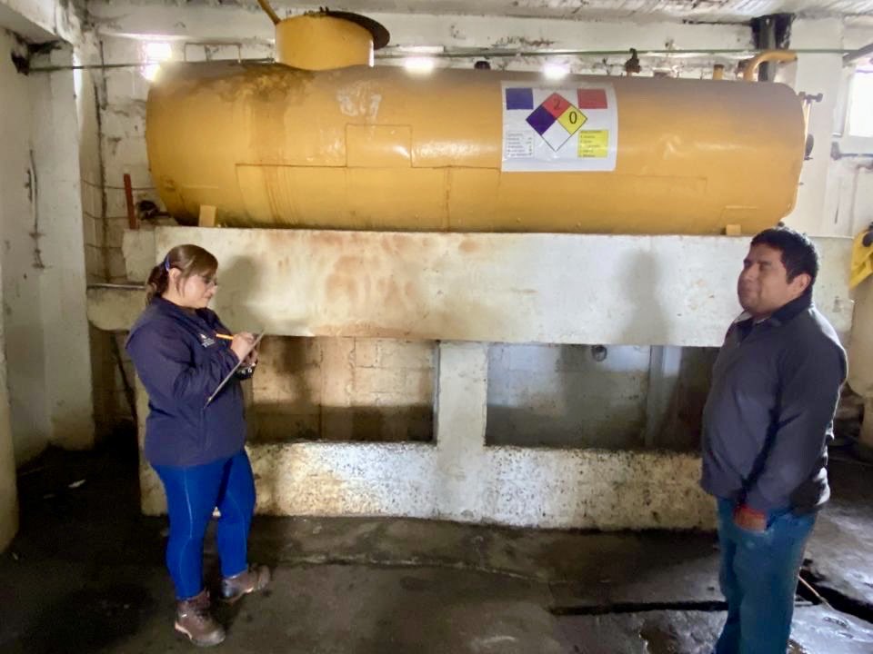 ARCH_Ec's tweet photo. ✅#ARCHControla

La Dirección Distrital Centro ejecutó inspecciones a establecimientos de consumo de #combustible con cuantías domésticas y controles anuales a estaciones de servicio en #Ambato, #Tungurahua. 🇪🇨

Se verificaron condiciones técnicas y operativas asegurando calidad. https://t.co/Ir3I5zlMRj