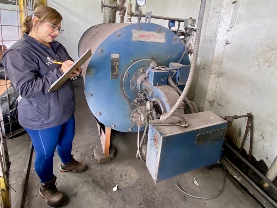 ARCH_Ec's tweet photo. ✅#ARCHControla

La Dirección Distrital Centro ejecutó inspecciones a establecimientos de consumo de #combustible con cuantías domésticas y controles anuales a estaciones de servicio en #Ambato, #Tungurahua. 🇪🇨

Se verificaron condiciones técnicas y operativas asegurando calidad. https://t.co/Ir3I5zlMRj