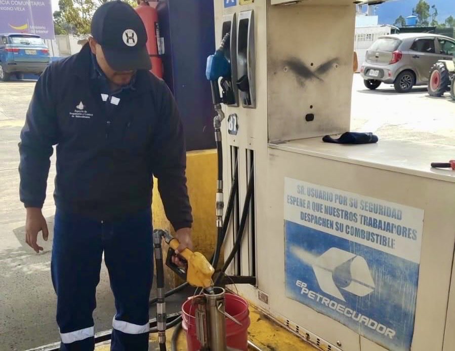 ARCH_Ec's tweet photo. ✅#ARCHControla

La Dirección Distrital Centro ejecutó inspecciones a establecimientos de consumo de #combustible con cuantías domésticas y controles anuales a estaciones de servicio en #Ambato, #Tungurahua. 🇪🇨

Se verificaron condiciones técnicas y operativas asegurando calidad. https://t.co/Ir3I5zlMRj