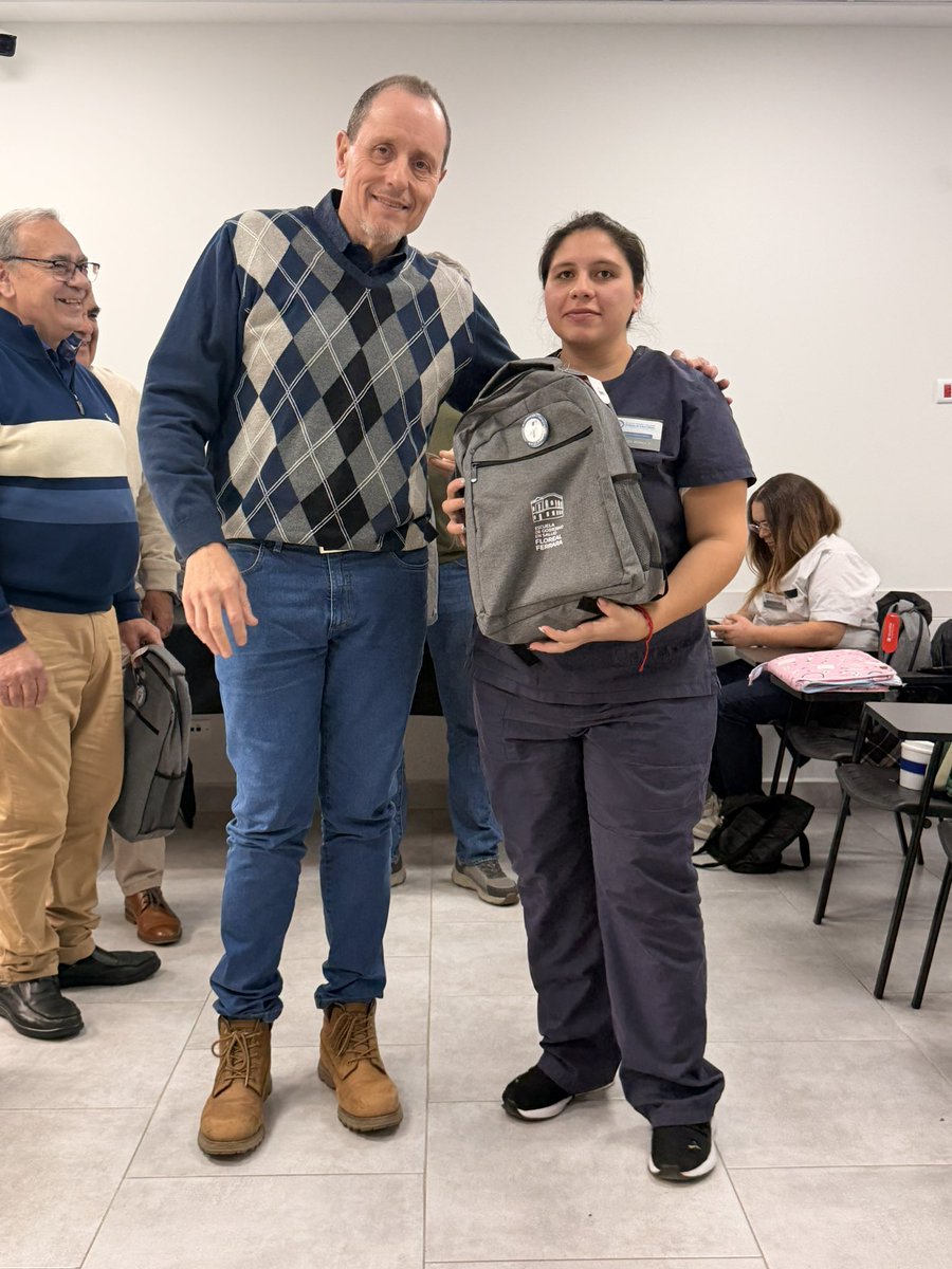 SindicatoDSalud's tweet photo. 🔵Entrega de Mochilas Técnicas a los alumnos y alumnas de 2do. año de Enfermería de nuestro Instituto de Formación Sede Mar del Plata.
Nuestro Sec. Gral. @vascozubieta acompañado por José Luis Cassarino, Luis Parapar, Julio Reynoso estuvieron presentes en la entrega de las mismas https://t.co/LepUUxUGQC