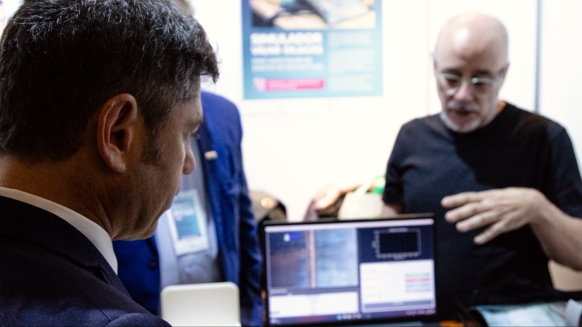 CostaAugusto9's tweet photo. La ciencia y la innovación tecnológica tienen un rol estratégico para la Provincia, porque impulsan la producción, generan trabajo y crean oportunidades de desarrollo. Por eso hoy celebramos Expo FITBA 2026. 

Acompañamos a @Kicillofok, junto a @Carli_Bianco en el Teatro Argentino de La Plata, donde presentamos los proyectos científicos que la Provincia financia a través del Fondo de Innovación Tecnológica de Buenos Aires #FITBA, con apoyo del @CFI_Argentina. 

Expo FITBA muestra hechos: proyectos desarrollados entre universidades, instituciones científicas y empresas bonaerenses que mejoran procesos, incorporan tecnología, proponen soluciones, potencian la industria, impulsan la sustitución de importaciones y generan más competitividad para la Provincia. En sus cuatro convocatorias, FITBA ya financió 284 proyectos que fortalecieron pymes, municipios y políticas públicas. 

Mientras el Gobierno Nacional desfinancia y desprecia a la ciencia, la industria nacional y las universidades, en la provincia de Buenos Aires las defendemos, las sostenemos y las orientamos a resolver problemas concretos de nuestro entramado productivo y social. Es una decisión política.

También anunciamos la 5ª convocatoria de FITBA, con una inversión de $3.500 millones para seguir impulsando desarrollos científico-tecnológicos entre universidades, pymes, cooperativas, municipios y organismos públicos.

Y lanzamos la primera convocatoria del Fondo de Innovación para Ciencias Sociales y Humanidades #FONICS, con una inversión total de $300 millones, para proyectos de investigación que brinden soluciones concretas. 

No hay futuro posible sin ciencia, tecnología e industria: al nefasto ajuste impuesto por Milei, la provincia de Buenos Aires responde con inversión, producción, conocimiento y trabajo.