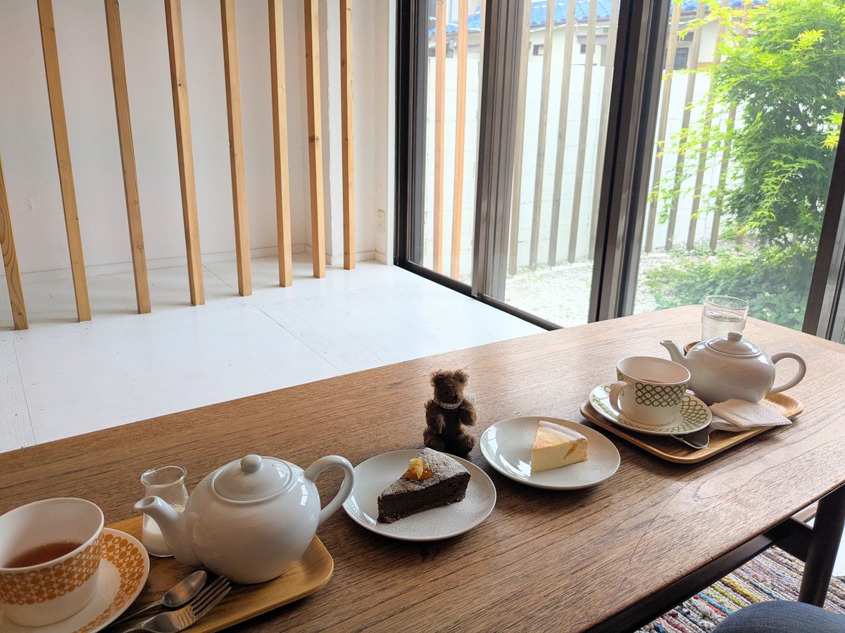 chisabears's tweet photo. おはようございます♪
昨日行ったカフェ×テディベアの写真が可愛いのでご覧下さい🐻🍰☕ https://t.co/nzPcPRolEL