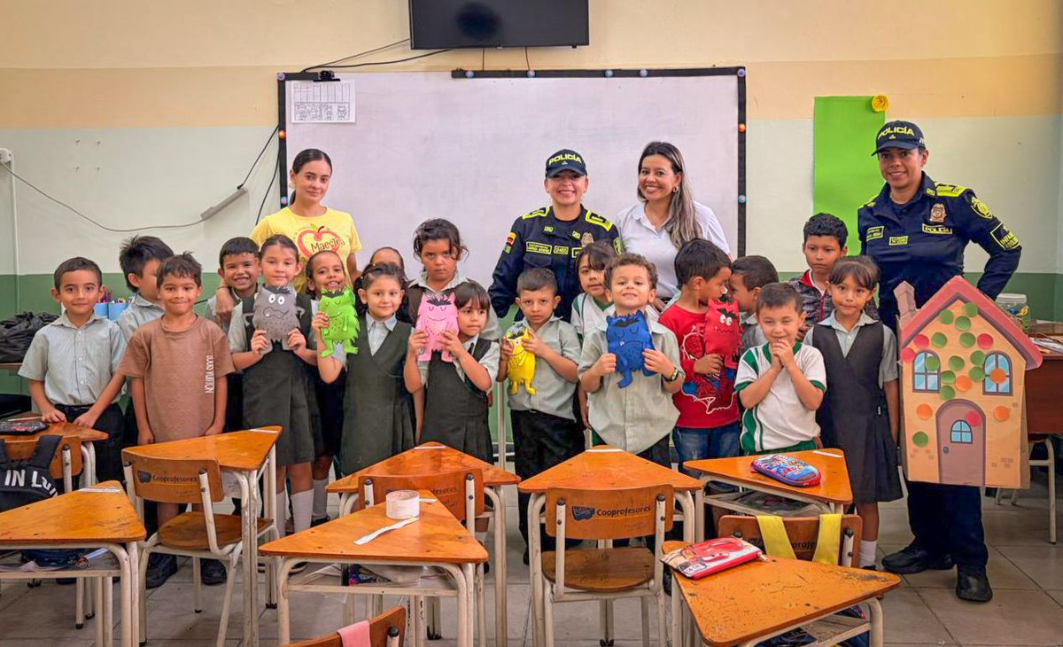 PoliciaStander's tweet photo. 👧🏻👦🏻#ElSocorro | Policía de Infancia y Adolescencia realizó la actividad “La Casa de las Emociones”, orientada a fortalecer la identificación de emociones en niños, niñas y adolescentes, y prevenir el maltrato infantil, la violencia intrafamiliar y la vulneración de sus derechos https://t.co/QISSIyFpcV