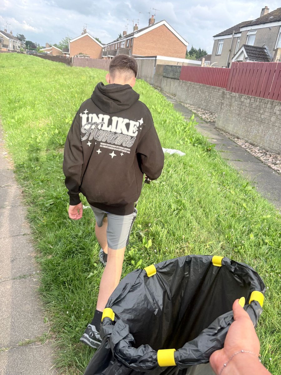 Peterhaire's tweet photo. Tonight I joined the ABC Alternatives Glenavon FC 12th Man group for a litter pick in the Mourneview Estate. It was great to see so many young people helping out and giving back to their community. Well done to everyone who took part, and thank you for your hard work. https://t.co/wU3HN6YznP