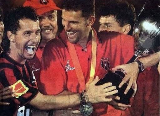 LDA_sports's tweet photo. Algo le sabe mi tata a esto de la pelotita. 

CONFÍO. 🦁❤️🖤 https://t.co/26ECb8FHLB