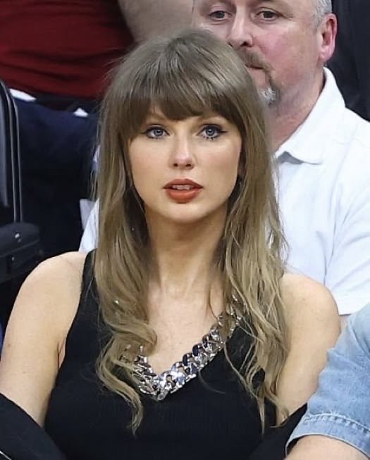swiftie13coded's tweet photo. The type of face men go to war for https://t.co/HfLzJyoBDf