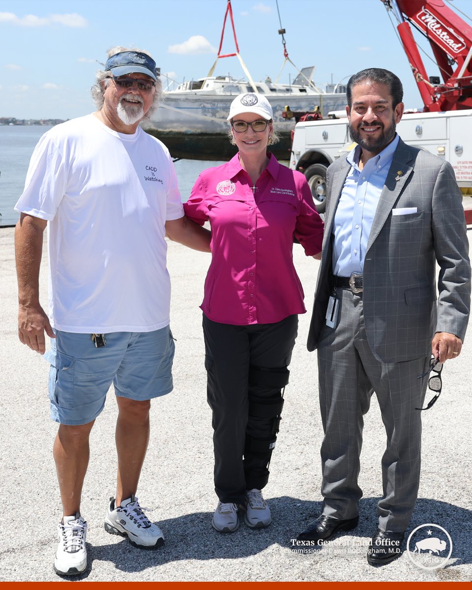 TXGLO's tweet photo. Commissioner Buckingham is pleased to announce a partnership between the GLO and @HarrisCoPct2 Commissioner Adrian Garcia's Office for the successful removal of an abandoned, derelict sailboat, a 24-foot fiberglass recreational vessel.

They were joined at the press conference by Captain David Jasper with the @HCSOTexas Marine Unit and Russell Lavigne, the CEO and Director of Dead Boats Society, at Clear Lake Park for the removal of the sailboat.

"I want to thank Commissioner Adrian Garcia's office for working to ensure the waters in Harris County are free of these navigational, environmental and safety hazards.

We appreciate your collaboration and look forward to continuing this work together." - Commissioner Buckingham

More details here:
https://t.co/65SD5QKW5b