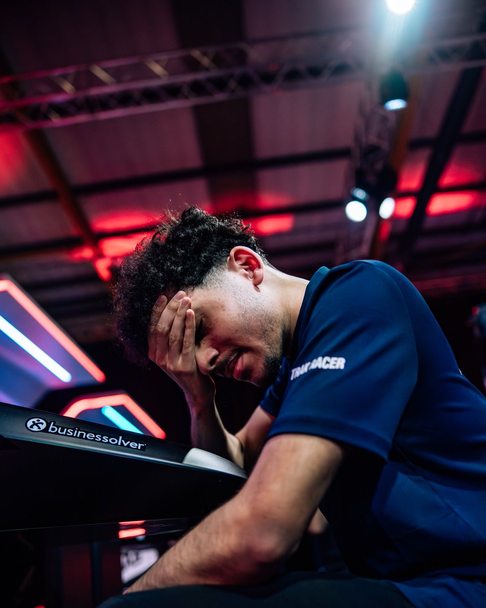Alex_Gillon's tweet photo. The F1 Sim Racing championship just ended in the most dramatic fashion 👇 https://t.co/H8DpkdcFD9