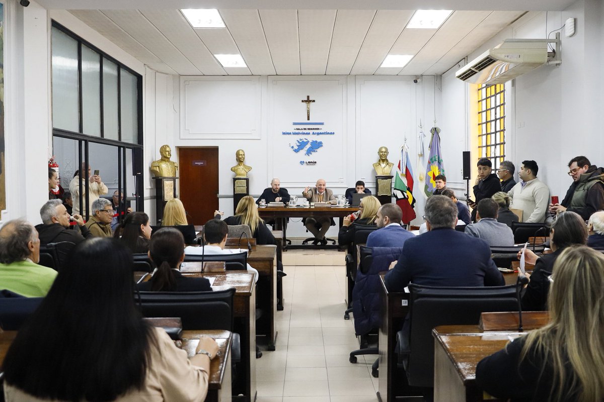 hcdlanus's tweet photo. 🏛️ Sesión Especial y Sexta Sesión Ordinaria en el HCD Lanús

En el marco de una Sesión Especial llevada a cabo en el Honorable Concejo Deliberante de Lanús, se aprobó la Rendición de Cuentas correspondiente al Ejercicio 2025, destacando el fortalecimiento de áreas vinculadas a Seguridad y Ordenamiento Urbano, Espacios y Servicios Públicos, y Educación.

Durante la jornada se expusieron los principales indicadores vinculados a la ejecución presupuestaria, la administración de recursos municipales y las distintas políticas públicas desarrolladas en el distrito.

☑️ Ejecución de programas vinculados a seguridad, salud, educación, infraestructura y servicios públicos.

☑️ Desarrollo de políticas de patrullaje preventivo, controles de tránsito y monitoreo urbano.

☑️ Sostenimiento del Servicio Alimentario Escolar y programas de atención sanitaria.

☑️ Inversión en mantenimiento urbano, espacios públicos y obras de infraestructura.

Posteriormente, durante la Sexta Sesión Ordinaria del año, se aprobaron los siguientes expedientes:

☑️ Convalidación del convenio suscripto con el Municipio de Ezeiza en materia de asistencia técnica y cooperación en seguridad.

☑️ Creación de la Mesa de Coordinación de Interpoderes de Seguridad Local del Municipio de Lanús.

☑️ Convenio marco de colaboración y cooperación institucional con la Fundación Pro Buenos Aires para la promoción económica, productiva y empresarial del Partido de Lanús.

☑️ Homenaje a la trabajadora municipal Sandra Delgado, quien se jubiló luego de una extensa trayectoria desempeñándose en el ámbito legislativo local. En ese sentido, el presidente del Honorable Concejo Deliberante de Lanús, Nicolás Russo, destacó su compromiso y dedicación durante sus años de trabajo en la institución.

Al término de la jornada, el cuerpo reafirmó la importancia de continuar fortaleciendo herramientas de transparencia institucional, seguridad y articulación entre distintos actores de la comunidad.

#HCDLanús
