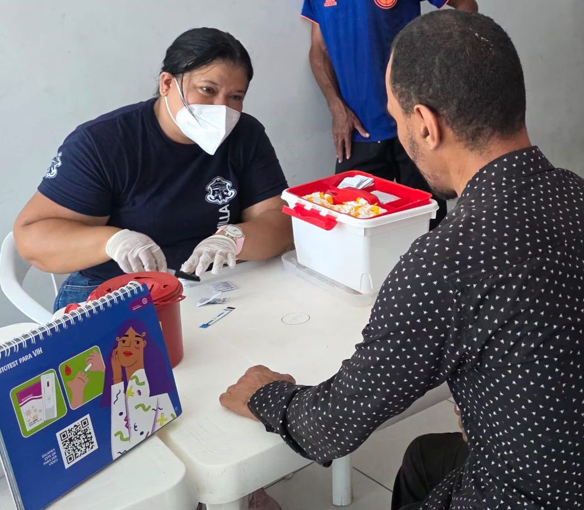 SecSaludBAQ's tweet photo. En el ‘Día Internacional de la Salud Menstrual’ realizamos jornada con habitantes de calle, promoviendo su salud sexual, reproductiva y menstrual.

Garantizamos espacios para que todas las personas puedan empoderarse de su bienestar con dignidad y sin estigmas. https://t.co/egJa2mw9wS