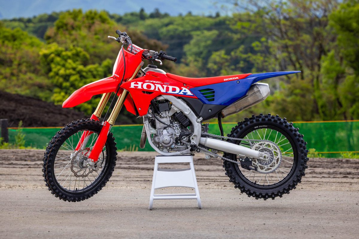 Weiss_P2's tweet photo. CRF450R 2027年にもう新型モデルチェンジするのか！？

スリッパも付いてくる！？
https://t.co/6Gn94oBO4w https://t.co/2tXtkLvJwn