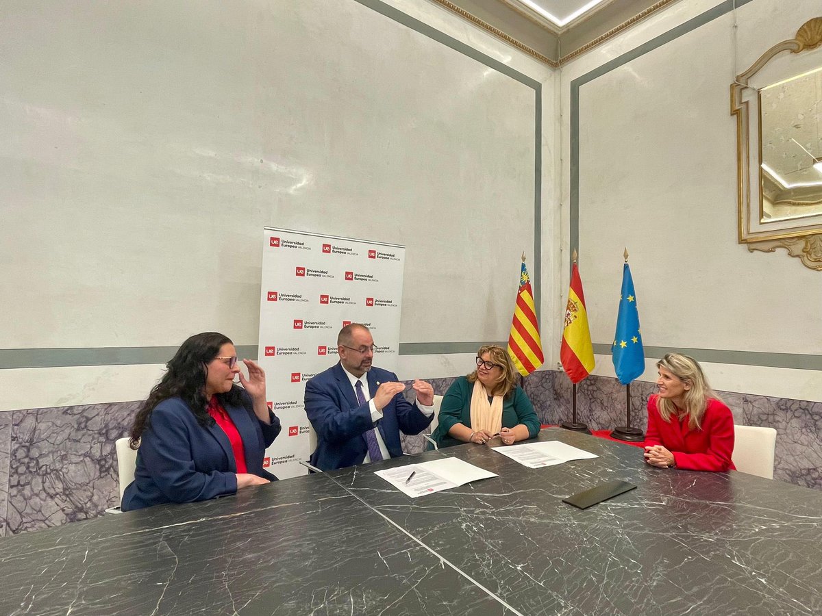 colegio_cv's tweet photo. El Colegio Of. Detectives Privados de la Comunidad Valenciana firma un convenio con la Universidad Europea de Valencia para atraer talento en la profesión de #detectiveprivado https://t.co/PeWwpsmPxP