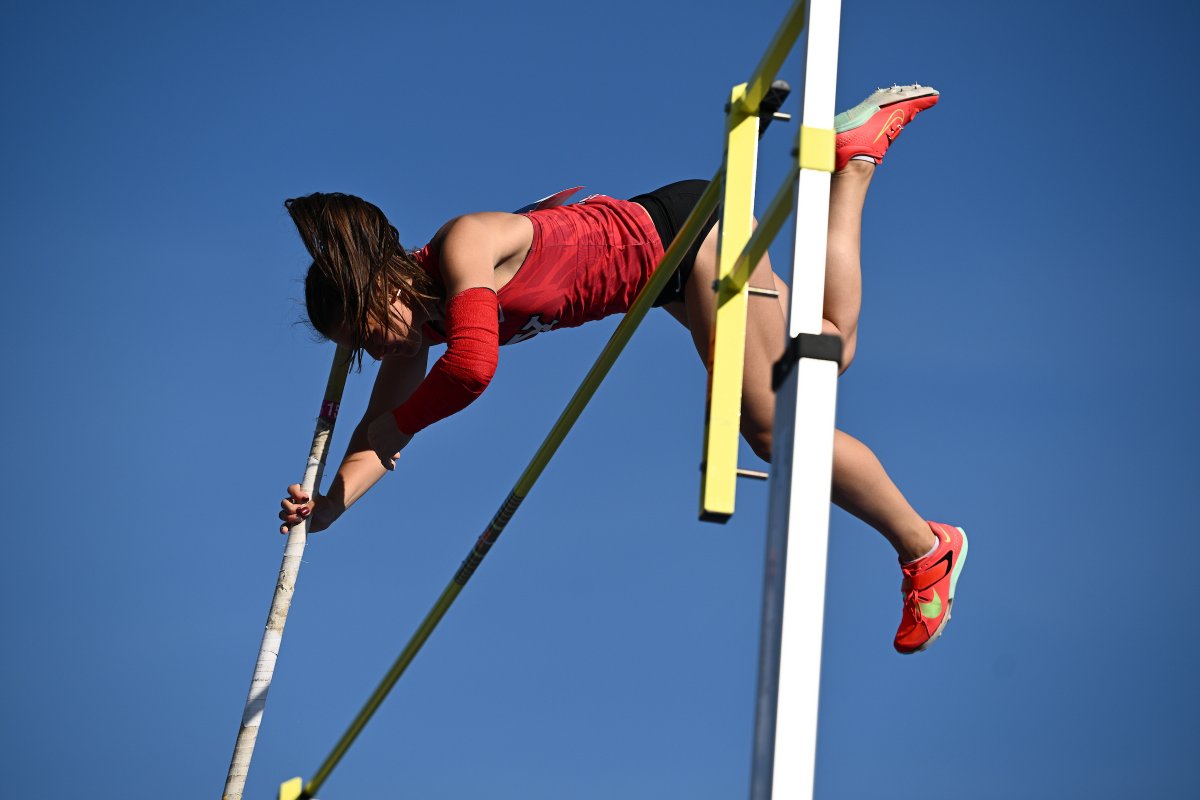 YSUTrackFieldXC's tweet photo. ๐ and Over!!
Ainsley Hamsher opens up by clearing 3.92m at the NCAA East Prelims in the pole vault!
#GoGuins ๐ง // #FlyWithTheY ๐ค https://t.co/ZDvGhOiuvk