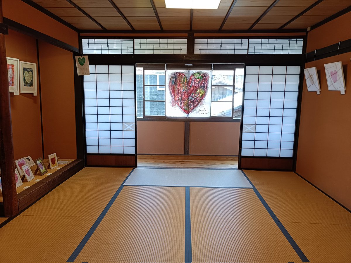 childhood_meg's tweet photo. 三重県鳥羽市、大庄屋かどやさんで開催中の「クレパス画の世界三人展」明日5/30（土）で終了いたします。本日5/29（金）は10時〜16時、明日最終日は10時〜12時までです。三人三様のクレパス画の世界です。お時間ございましたらぜひお出かけください。 https://t.co/IhtOWjaBq2