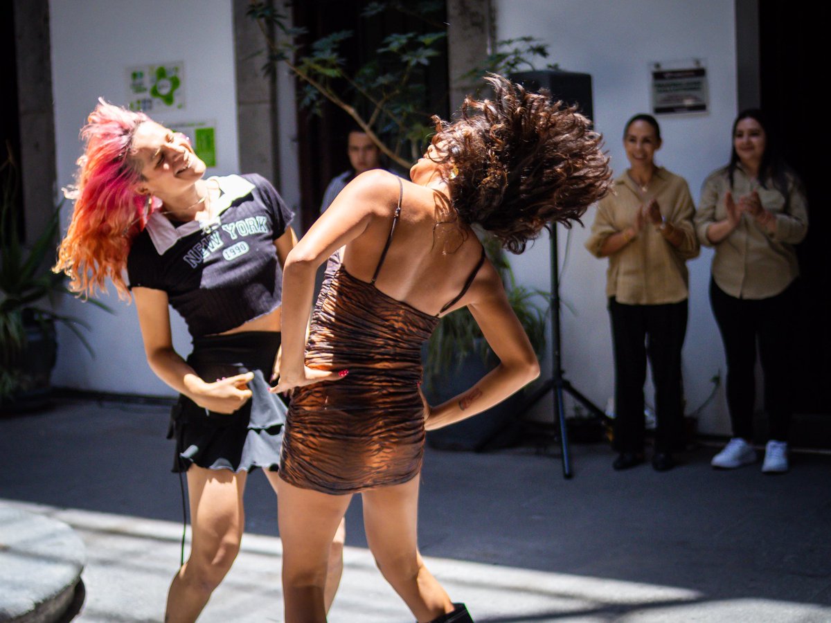 MayteRiveraV's tweet photo. 🏳️‍🌈✨ En el evento “Agradecimiento y Reconocimiento a la Trayectoria” celebramos a integrantes de la comunidad Ballroom México, quienes con su talento, historia y lucha han construido espacios de libertad, expresión y orgullo.💜

#RegidoraDeLaDiversidad #BallroomMéxico #Diversidad https://t.co/CTZJczWV6N