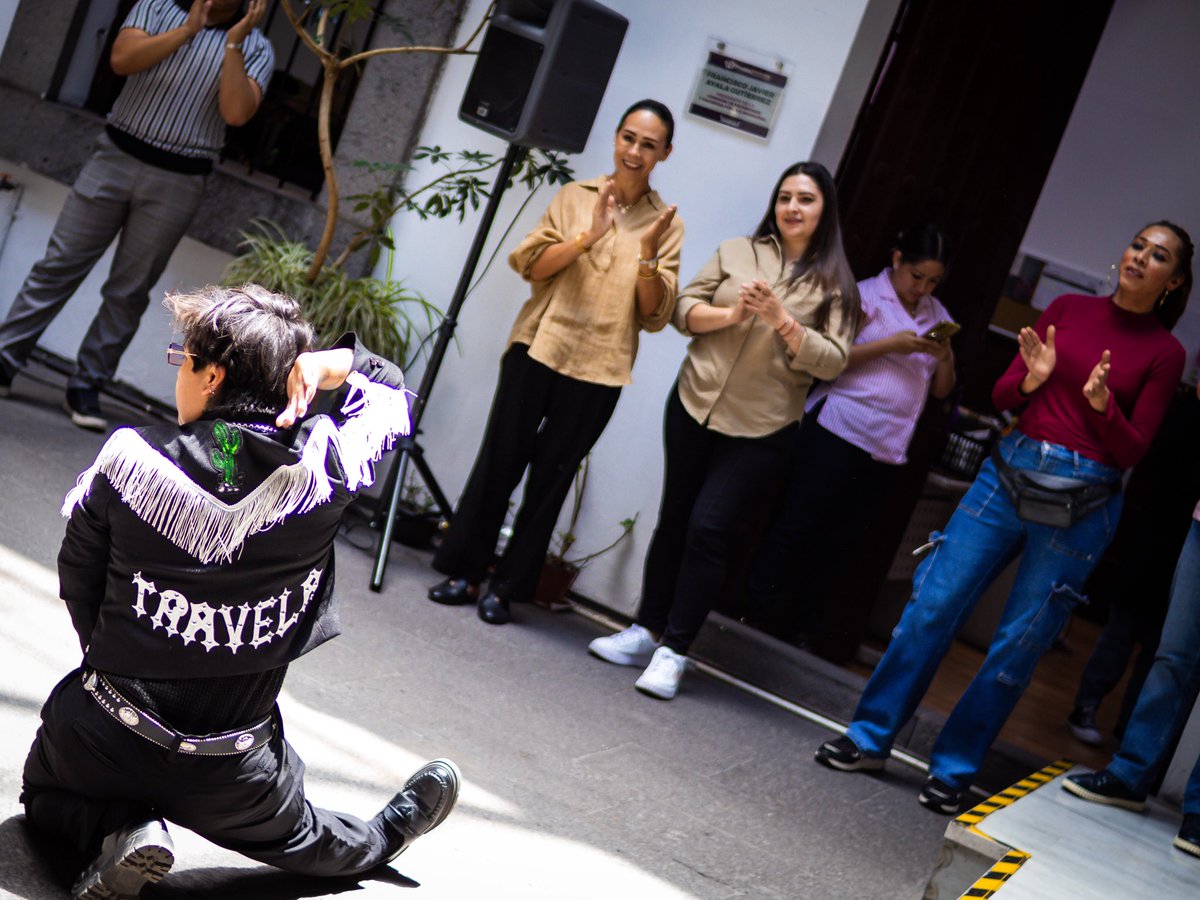 MayteRiveraV's tweet photo. 🏳️‍🌈✨ En el evento “Agradecimiento y Reconocimiento a la Trayectoria” celebramos a integrantes de la comunidad Ballroom México, quienes con su talento, historia y lucha han construido espacios de libertad, expresión y orgullo.💜

#RegidoraDeLaDiversidad #BallroomMéxico #Diversidad https://t.co/CTZJczWV6N