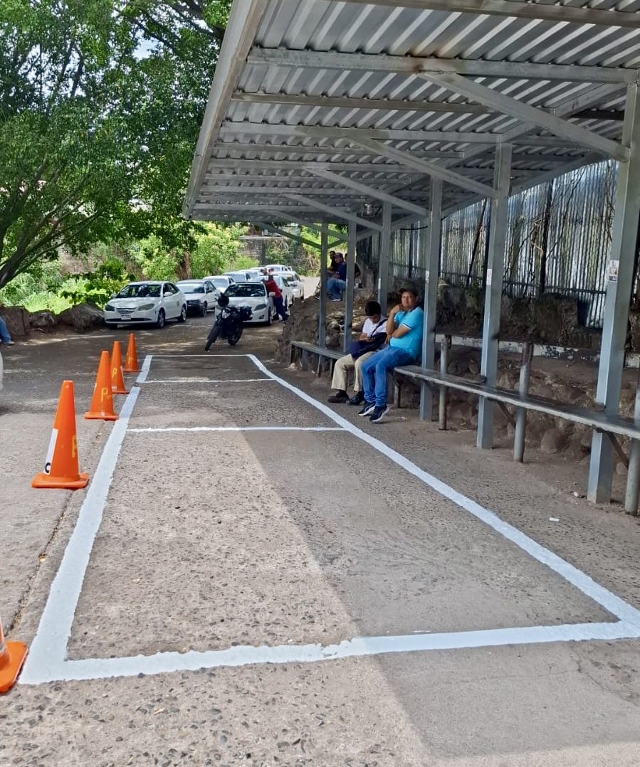 amdcsemueve's tweet photo. Avanzamos con trabajos de señalización y delimitación en diferentes rutas de taxis de la capital, entre ellas la Villa Olímpica–Centro, para mejorar la circulación, fortalecer el orden vial y brindar mayor seguridad a conductores y usuarios.

¡AMDC se mueve! https://t.co/R5RYouDiov