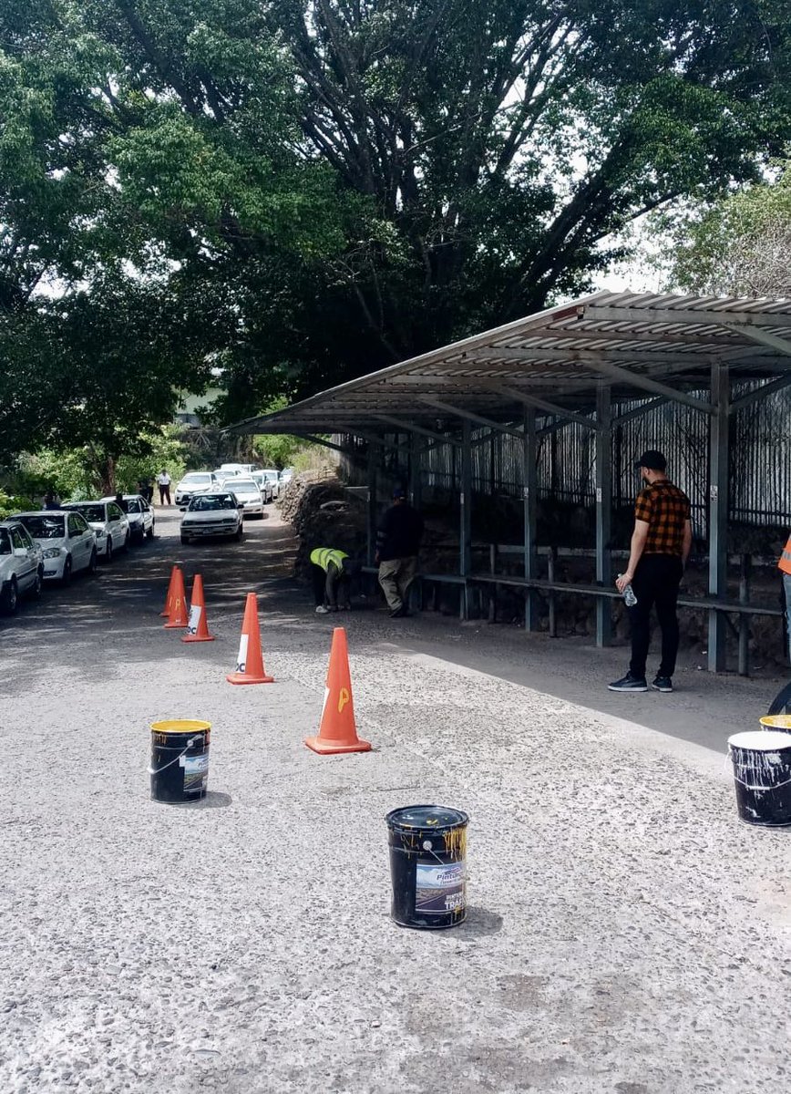 amdcsemueve's tweet photo. Avanzamos con trabajos de señalización y delimitación en diferentes rutas de taxis de la capital, entre ellas la Villa Olímpica–Centro, para mejorar la circulación, fortalecer el orden vial y brindar mayor seguridad a conductores y usuarios.

¡AMDC se mueve! https://t.co/R5RYouDiov