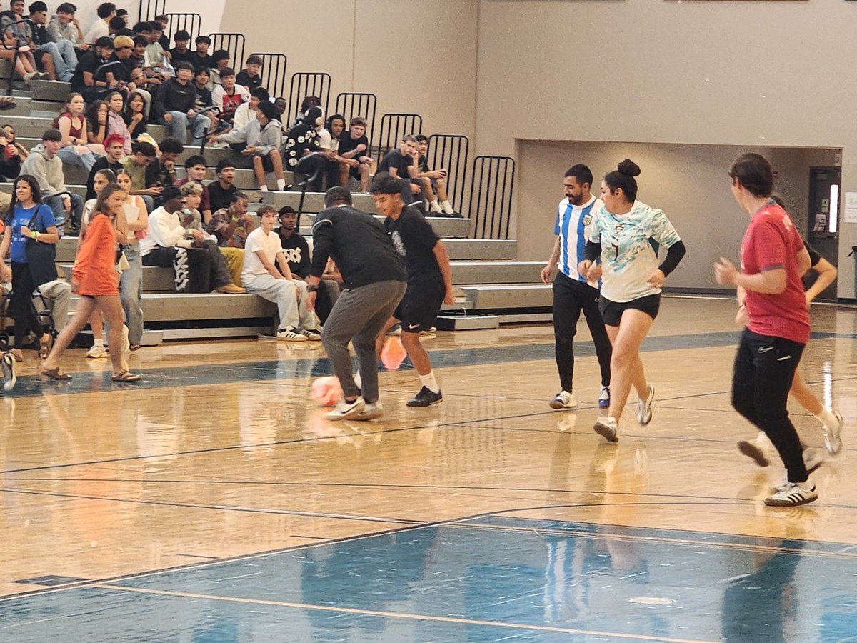 agaray_PHHS's tweet photo. Good game Teachers v. SENIORS! A tradition in Sparta! 😎⚽️🎓 @MGarcia_PHHS @CoachMalanche @PHills_HS https://t.co/fDUCvtT2Vy