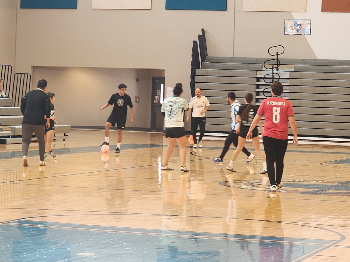 agaray_PHHS's tweet photo. Good game Teachers v. SENIORS! A tradition in Sparta! 😎⚽️🎓 @MGarcia_PHHS @CoachMalanche @PHills_HS https://t.co/fDUCvtT2Vy