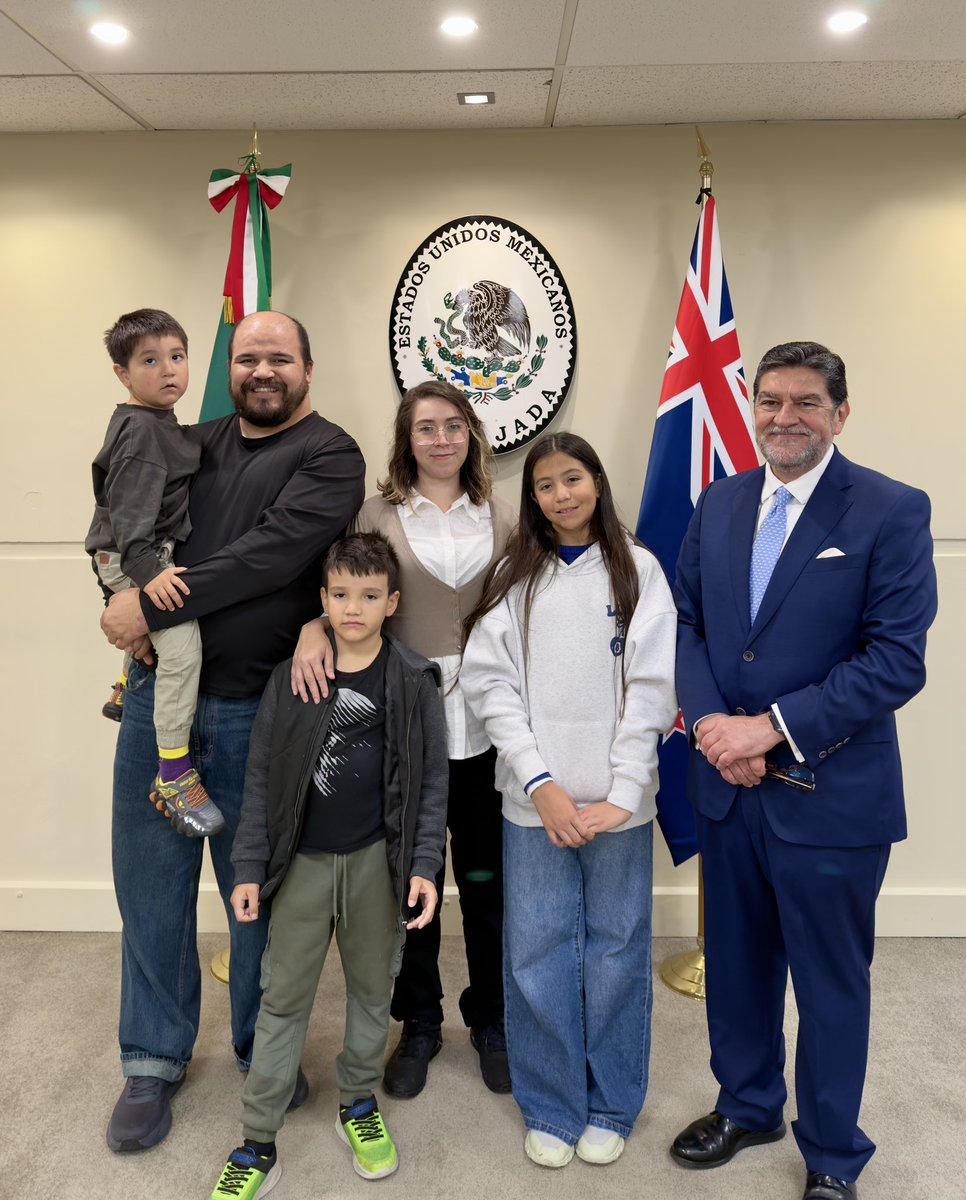 PerezBravoA's tweet photo. Muy grato conversar con Enoc, Karla, y sus lindos hijos. Del hermoso estado de Guanajuato. Ella es maestra de primaria y él ingeniero civil egresado de la @MTIE_online  , y actualmente trabaja en @ACCIONA . Llevan 7 años viviendo en Nueva Zelandia. https://t.co/sbFhfg0iZb