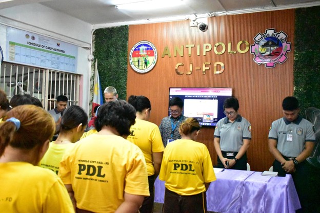 DOSTphl's tweet photo. DOST Press Release: Rizal PDLs get S&amp;T learning kiosk for education and livelihood training thru a DOST, BJMP collab

See the full details below 👇 https://t.co/bevbGUkquk