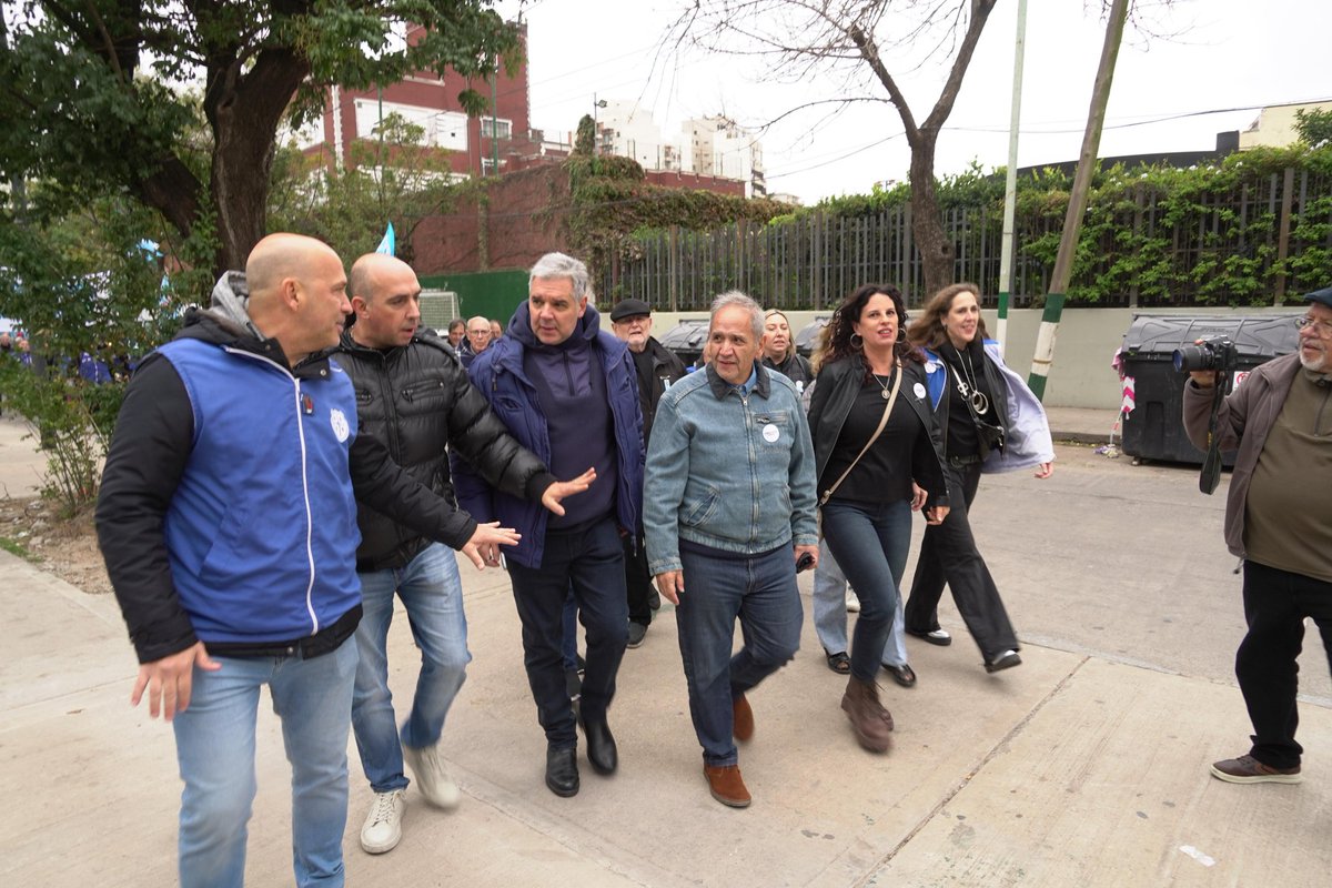 La_Bancaria's tweet photo. 2° JUBILAZO FEDERAL: MULTITUDINARIO ACTO EN FERRO

Con una contundente participación, se realizó este jueves el lanzamiento del 2° Jubilazo Federal, un festival multitudinario que reunió a organizaciones sindicales, sociales y políticas de todo el país. https://t.co/3zvrFqH0Ga