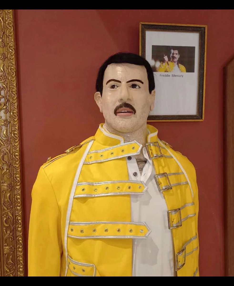 RestoDelMundo13's tweet photo. El museo de cera más horrendo está en Brasil y lo hizo un tal Arlindo Armacollo, bizarro mal. No puedo reconocer quién es el de corbata azul todavía. https://t.co/16c2ZrUARD