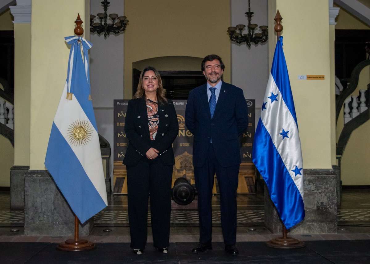 argenhonduras's tweet photo. ¡Conmemoración del 216 ° Aniversario de la Revolución de Mayo!

Compartimos un encuentro con autoridades, cuerpo diplomático y  organismos internacionales; https://t.co/8amwFX2c9N