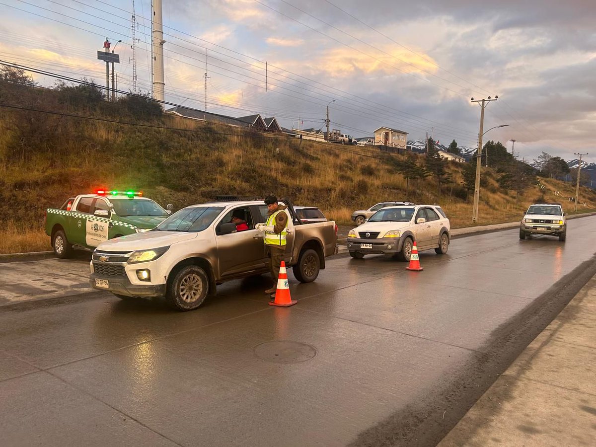 CarabMagallanes's tweet photo. Durante esta jornada @Carabdechile de la 4a Comisaría #PuertoWilliams se mantuvieron realizando servicios focalizados de control de tránsito, fiscalizando documentación y velocidad, previniendo accidentes, aumentando la presencia policial y la seguridad pública.
#OrdenyPatria https://t.co/dHlgMTaowL