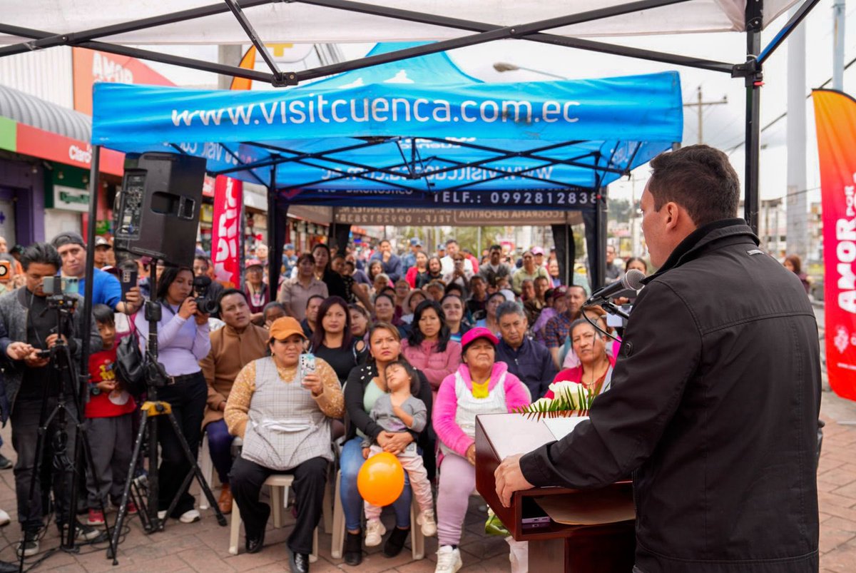 czamoramatute's tweet photo. 🤩🧺 ¡Sueño con un #mall popular hermoso para #Cuenca, y sé que ese sueño puede hacerse realidad en #ElArenal! Pero mientras eso sucede, no nos quedamos de brazos cruzados. 

👷‍♂️⚡️Construimos el nuevo #techado, readecuamos las cubiertas de las seis naves e implementamos dos #generadores eléctricos para brindar más seguridad y mejores condiciones a comerciantes y clientes.

Paso a paso seguimos transformando espacios, porque los sueños también se construyen con obras con #AmorPorCuenca❤️💛