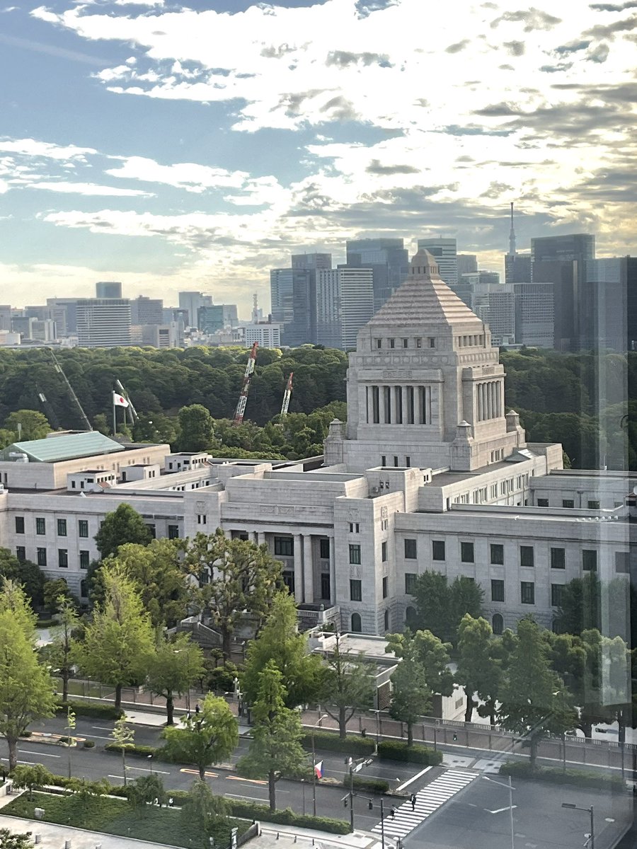 aritayoshifu's tweet photo. 警察官による国会前での異様な過剰警備。現場は警視庁第3機動隊。国民の権利を蹂躙する行為に対して複数の議員で抗議と是正の申し入れをする。念のため29日夜の警備状況を監視して6月1日に警視庁に行く予定だ。 https://t.co/onR4oVWPEh