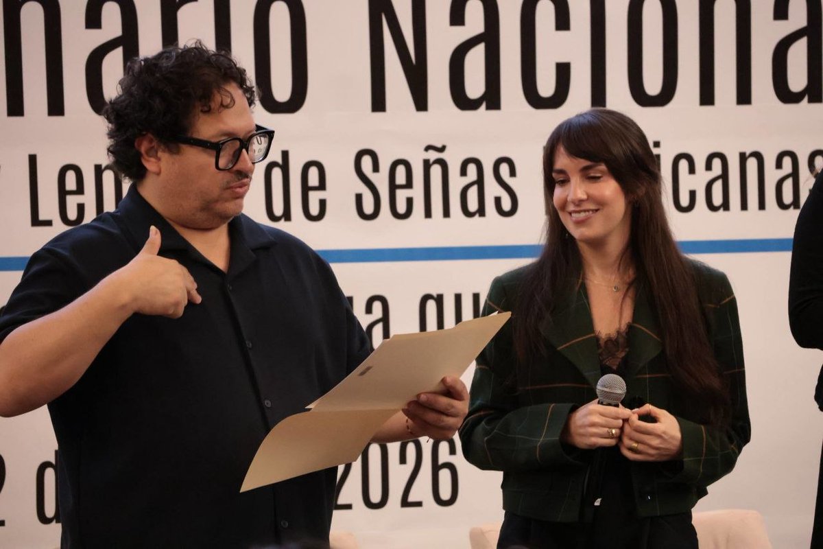 GobiernoJalisco's tweet photo. Impulsada por el Gobernador Pablo Lemus Navarro y construida de la mano de la comunidad sorda, Jalisco presentó en el Senado de la República la primera Política de Atención Integral para las Infancias Sordas y con Discapacidad Auditiva en México.

Este modelo pionero reconoce los derechos lingüísticos de las niñas y niños sordos y coloca en el centro su bienestar, desarrollo e inclusión desde la primera infancia.

La estrategia contempla la aplicación universal del Tamiz Auditivo Neonatal, atención médica especializada, enseñanza temprana de la Lengua de Señas Mexicana y un trabajo coordinado entre salud, educación y asistencia social para garantizar una atención digna, oportuna y accesible.

Con acciones como esta, Jalisco se consolida como referente nacional en inclusión, justicia educativa y reconocimiento de los derechos de todas y todos.