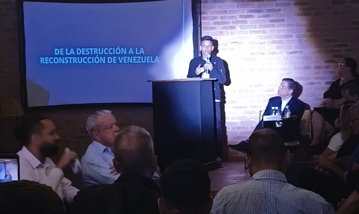 MPJPaez's tweet photo. #28May @Pr1meroJusticia Organización y Propuestas para la Reconstrucción de Vzla, con la participación d nuestros líderes @CarlosOcariz, @JuanPGuanipa, acompañados del Prof José M. de Viena, Jesús Vásquez y el estudiante de economía UCV  Ronaikel Aristeiguieta
#ReconstruccionVzla https://t.co/aAc50TO0cn