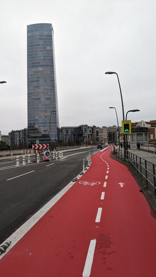 CirculaenBici's tweet photo. Bilbao está desarrollando buena infraestructura😍  para la bici.
Carril bici sobre el emblemático Puente de Deusto.
ANTES : 4 carriles de coches 🤦‍♀️😱 https://t.co/bwOFAc75Yz